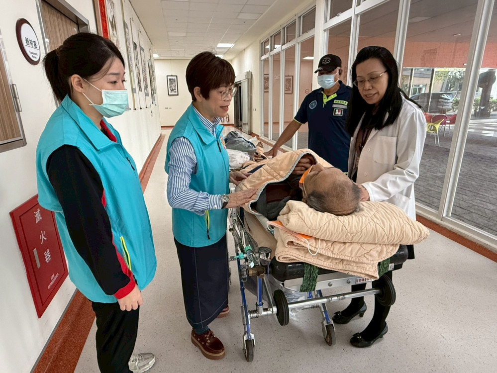 白河榮家無縫救護接送 臥床長者暖心轉介護家