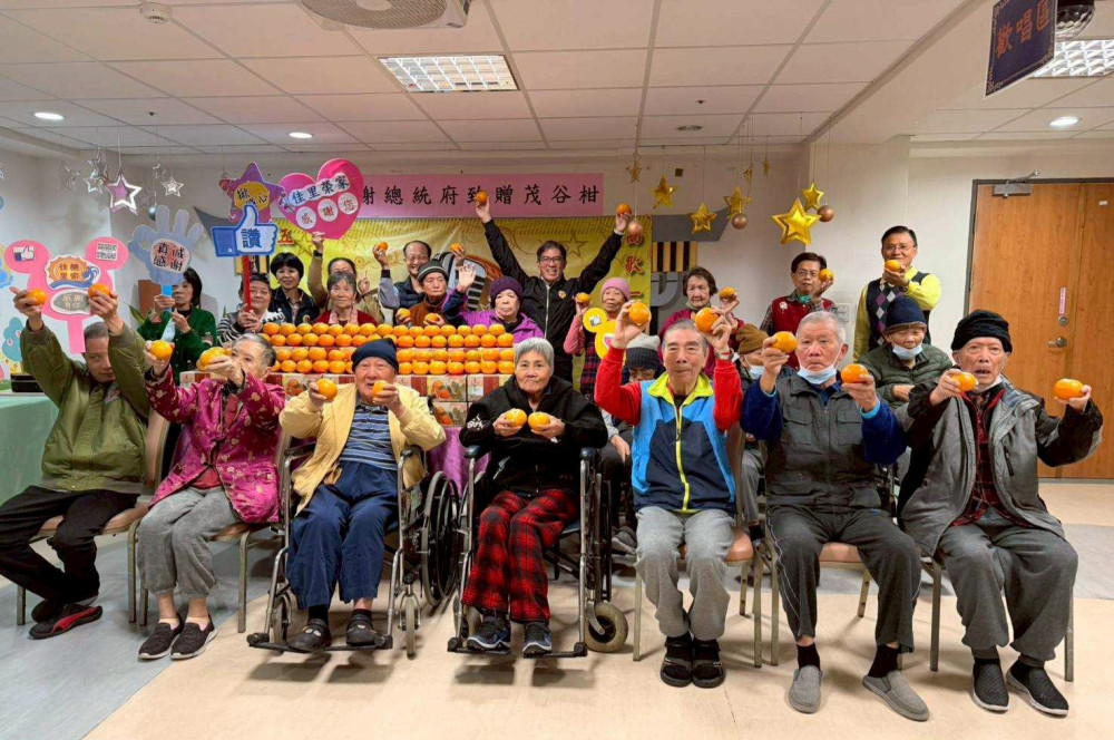 總統府致贈佳里榮家茂谷柑 住民歡樂備感溫馨
