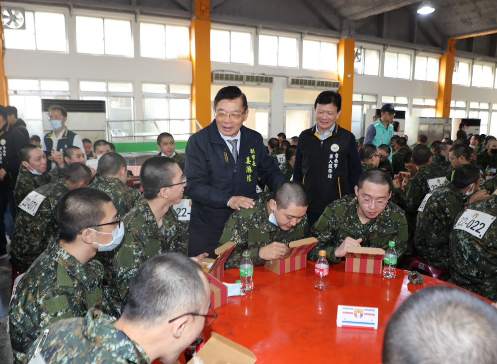 姜淋煌率市府團隊慰問新訓役男 致贈慰勞品賀佳節