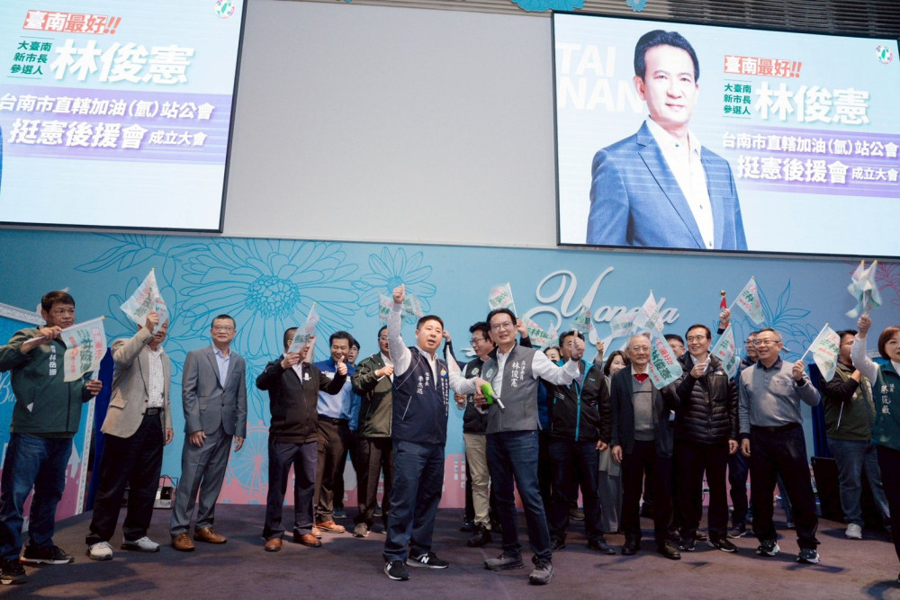 挺台南建設領航！直轄加油站公會贈「加油槍」力挺林俊憲選市長