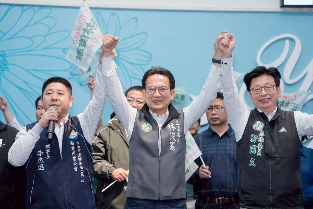 挺台南建設領航！直轄加油站公會贈「加油槍」力挺林俊憲選市長