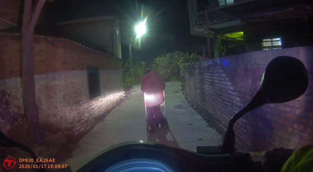  湖內警照亮7旬老婦返家路  寒冬夜也溫暖了自己