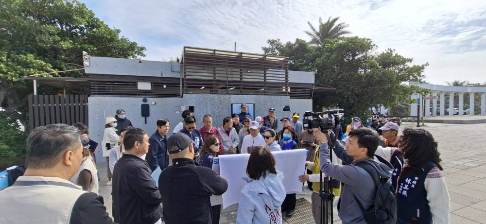 臺南議會考察黃金海岸廊帶 促暫緩沙灘沖洗收費、增設監視器防浪費