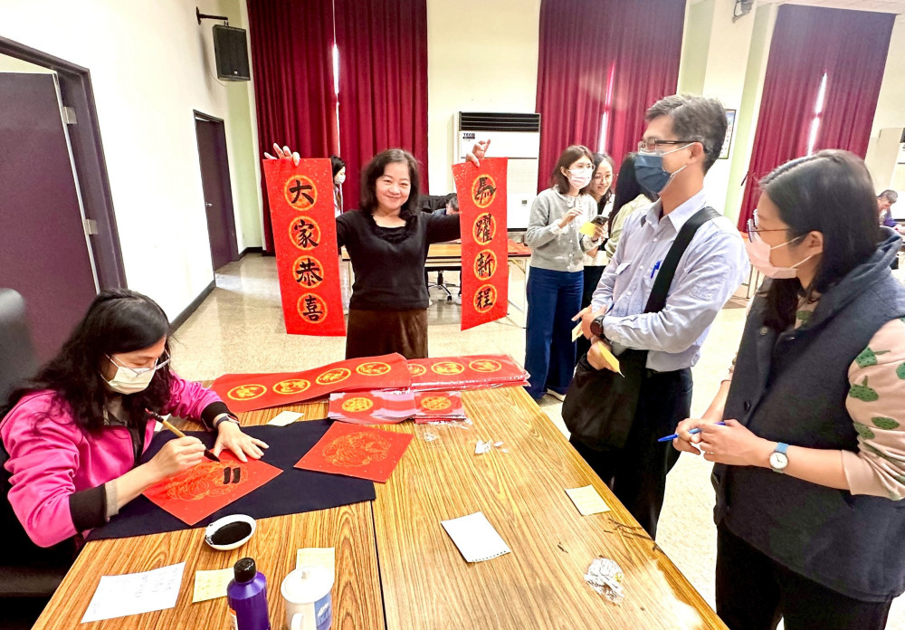 台電台南區處贈名家春聯 民眾踴躍參與年味濃