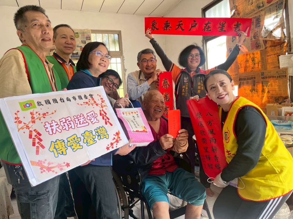 臺南榮服處偕榮欣志工救國團為獨居榮民眷清掃居環迎新年