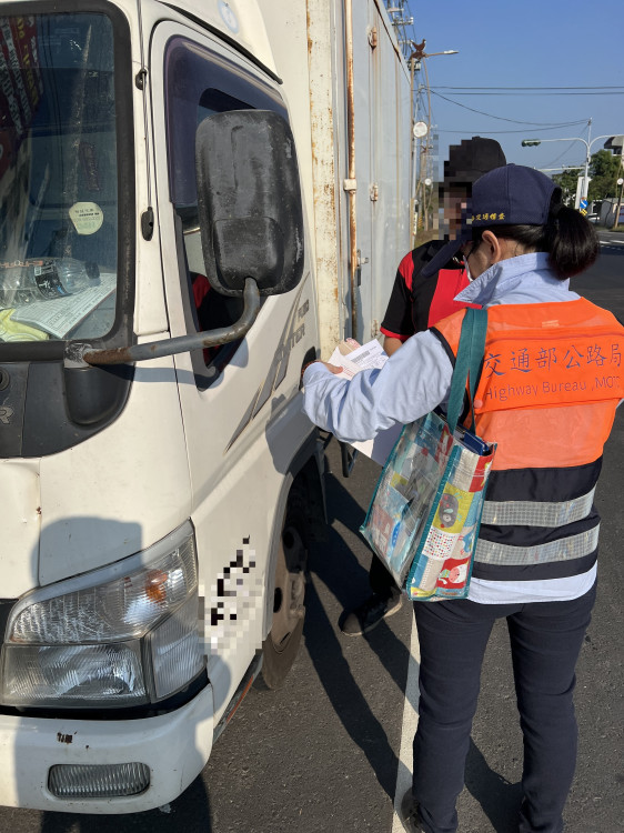 臺南查獲白牌貨車非法宅配 重罰 10 萬並吊扣執照 4 個月