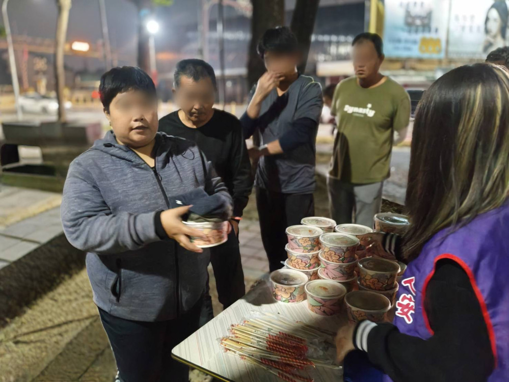 大寒急凍襲台南 人安基金會送暖街友 第 36 屆寒士吃飽 30 盼眾人援手