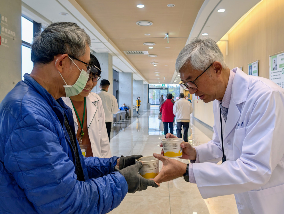 寒冬送暖 佛光山岡山講堂攜手高雄秀傳 致贈臘八粥