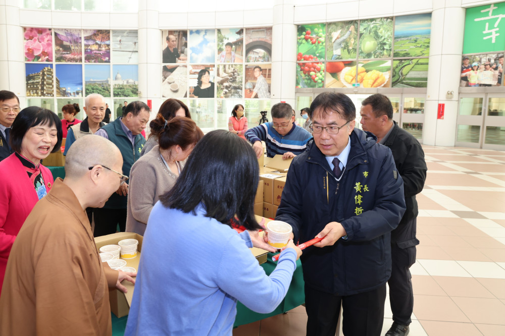  臘八送暖！佛光山南台別院10萬份佛粥溫暖臺南