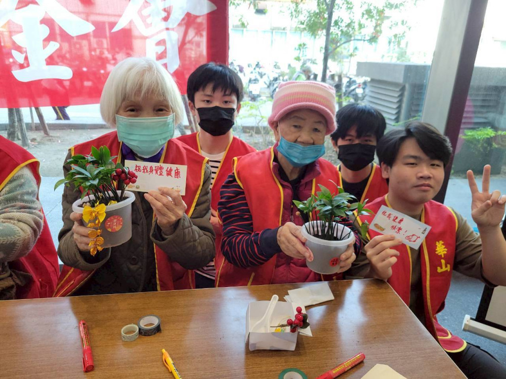 小港醫院暖心總動員！攜手華山18週年募愛心年菜送長輩