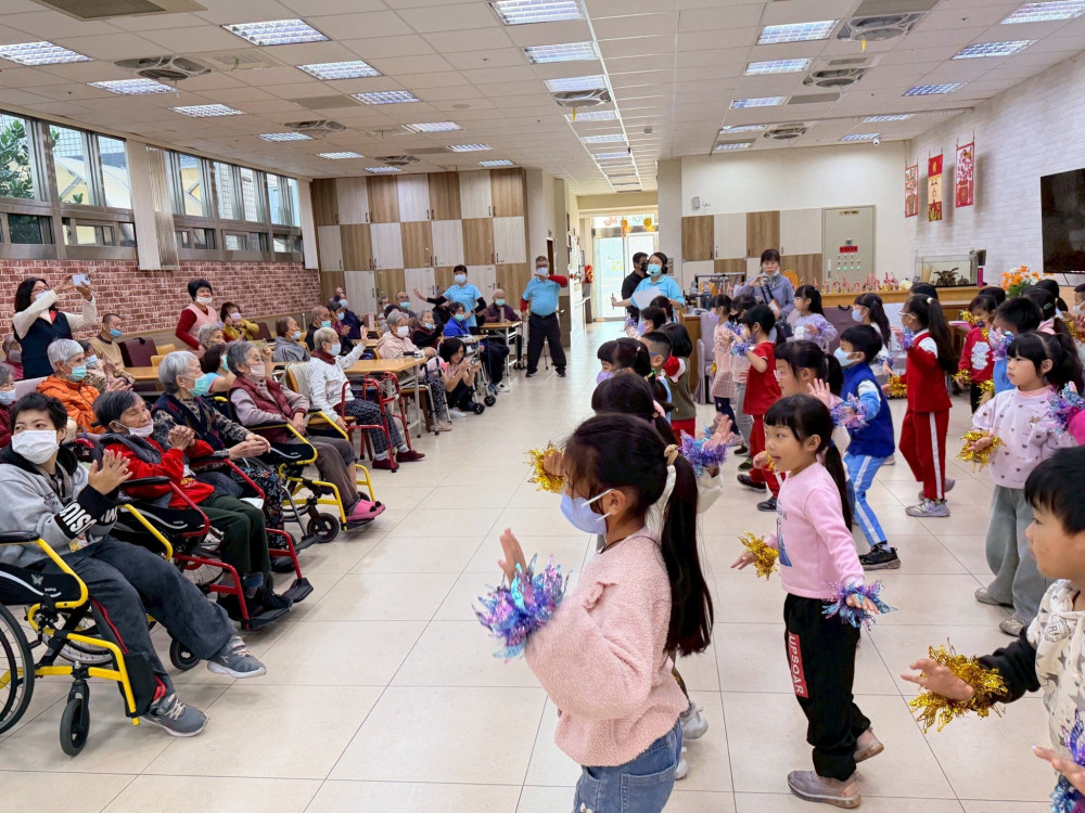 跨世代暖心互動  港埔國小學生實踐品格教育關懷長輩