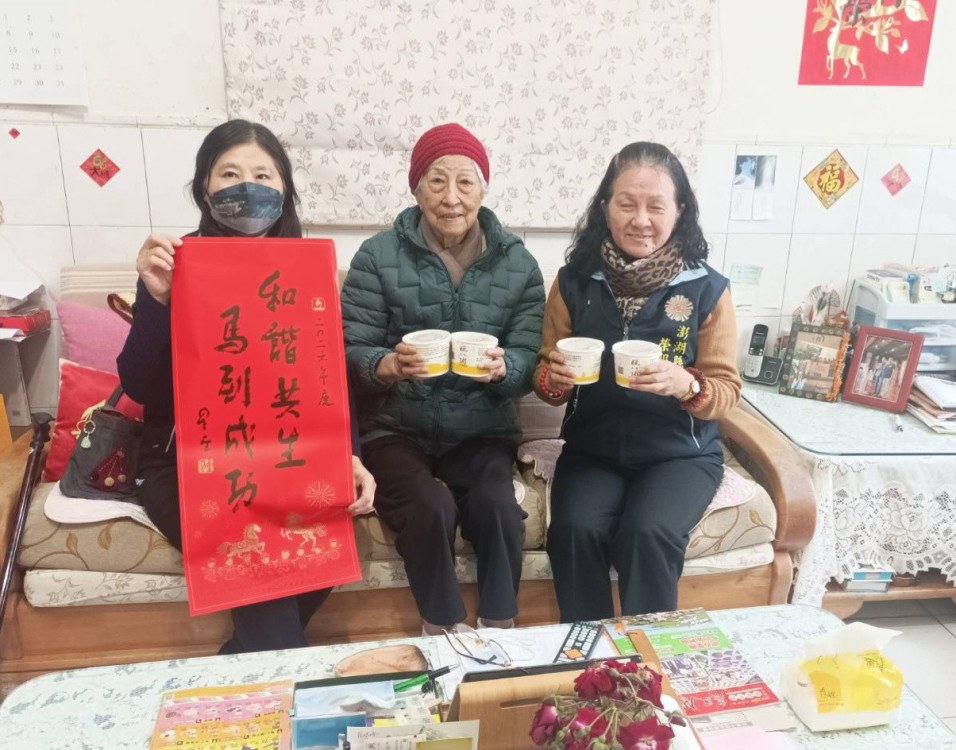 澎湖榮欣志工分送臘八粥 溫馨關懷獨居榮民眷