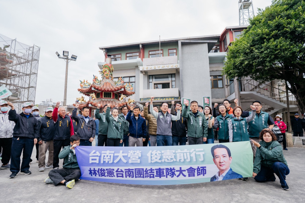 林俊憲大營靈昭宮祈求初選「大贏」 高大成醫讚「皮蛇疫苗」政見專業實惠