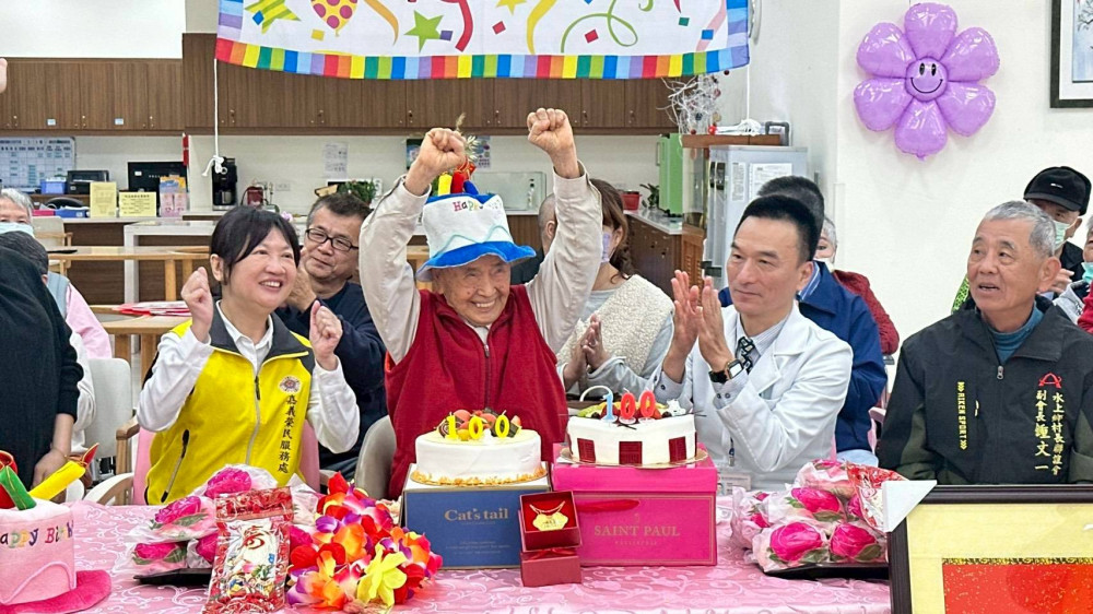 百歲榮民鄭伯伯紀壽  嘉義榮院榮服處與壽星親朋好友齊慶生