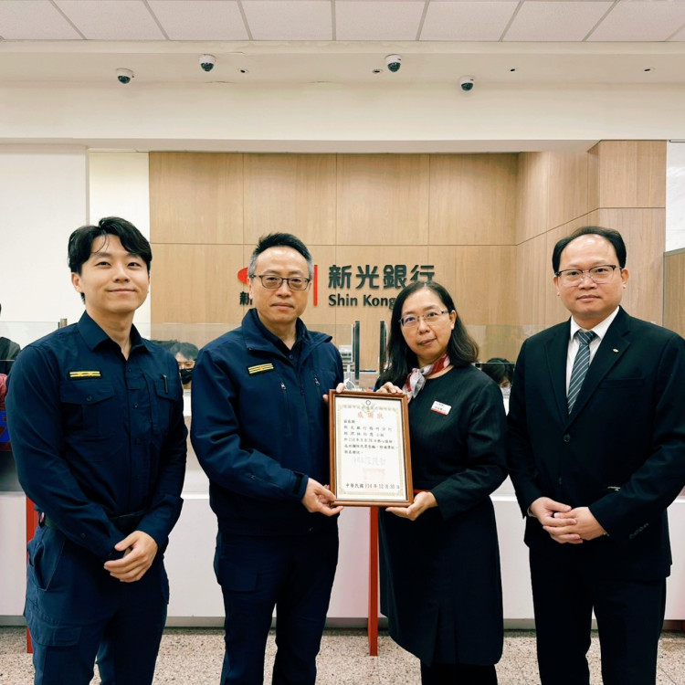 湖內警民聯手連續阻詐  分局長頒贈感謝狀及刑警熊