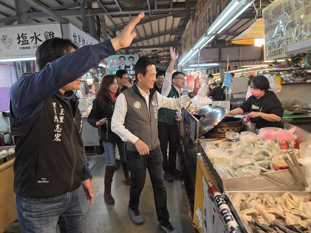林俊憲尚青市場拜票人氣旺 民調「黃金交叉」超越對手展領先氣勢