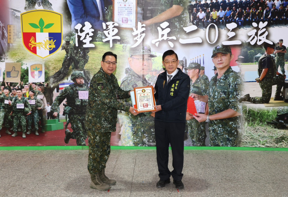 姜淋煌率市府團隊慰問新訓役男 致贈慰勞品賀佳節