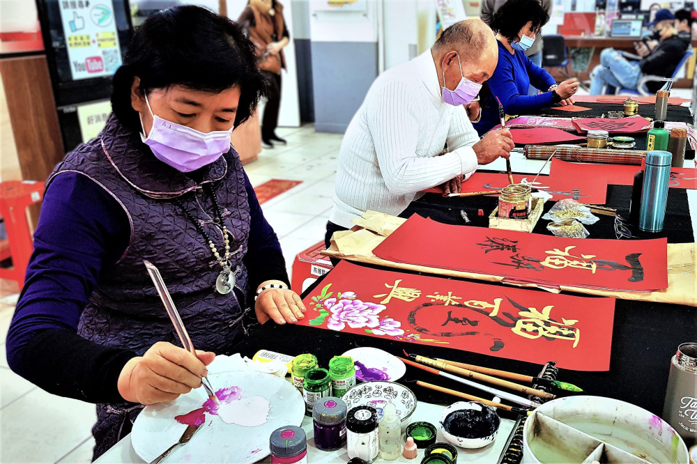 揮毫春聯迎福來　板橋監理站贈春聯活動2/3登場