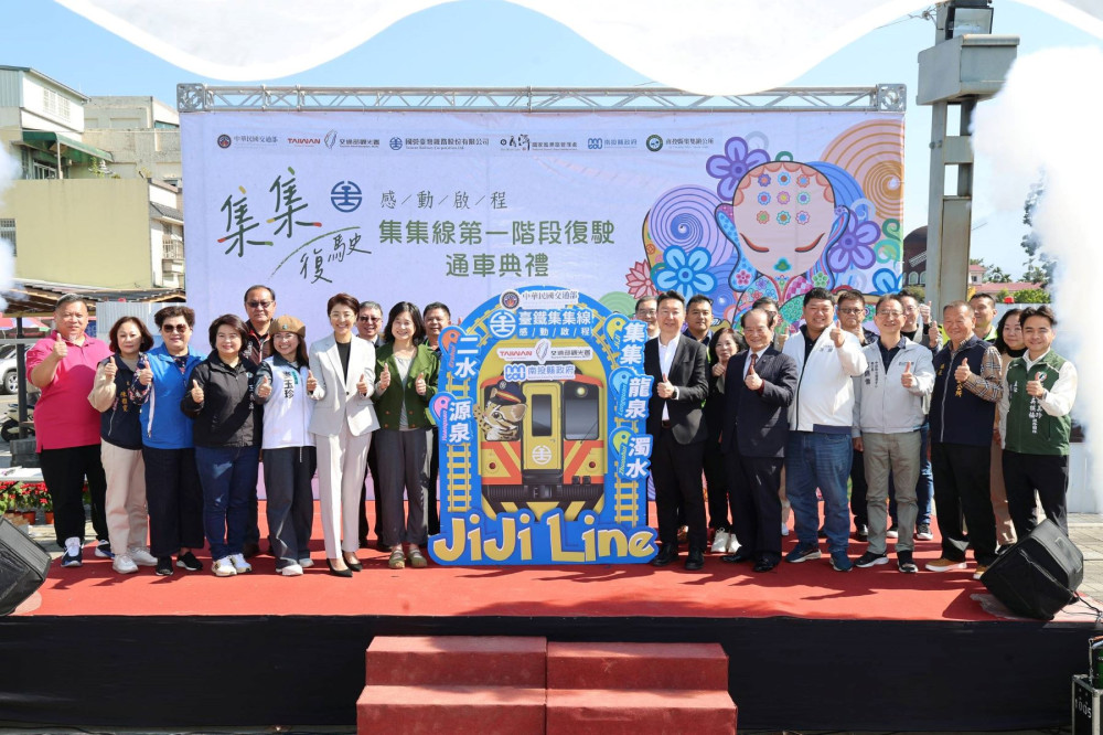 集集線鐵路第一階段復駛 西遊記彩繪列車首航