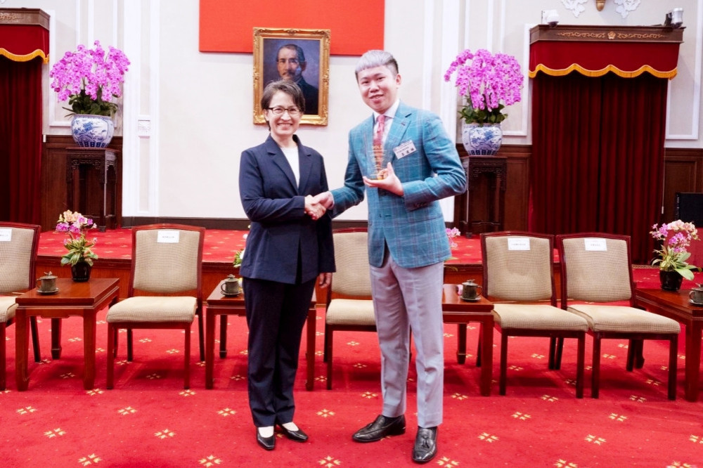 台灣之光!　桃竹苗分署衣啟飛翔創客基地學員李建曄世界賽奪金獲總統府表揚