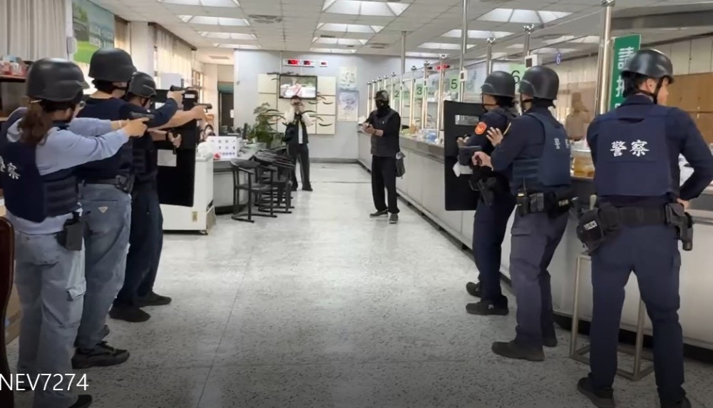 年關將至  湖內分局聯合農會舉辦防搶實戰演練