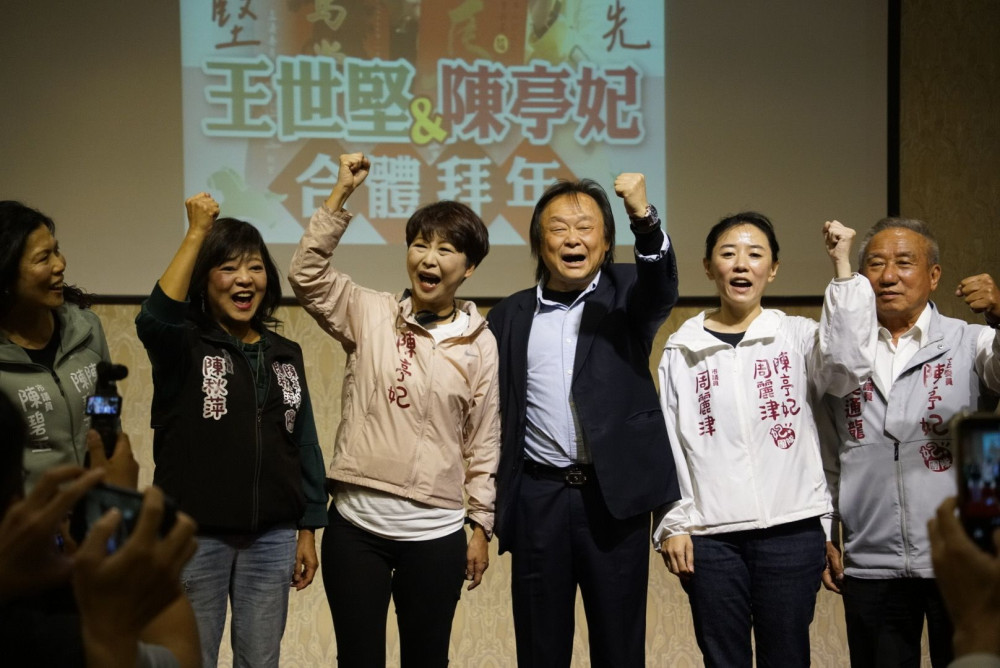 扶龍王兌現承諾！王世堅南下合體陳亭妃 「堅、先」春聯首度亮相驚艷府城