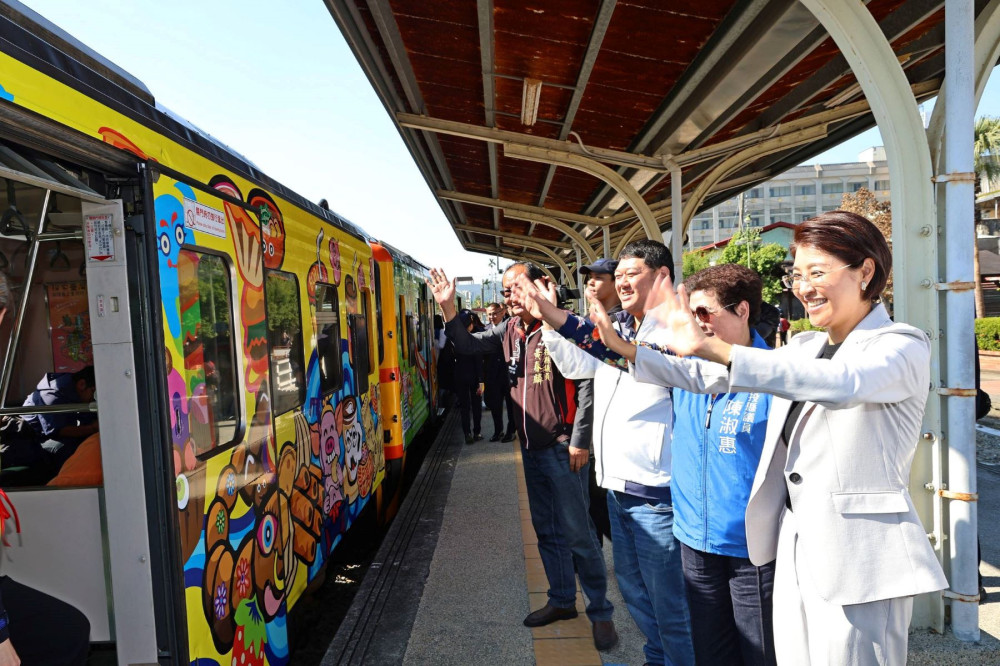 集集線鐵路第一階段復駛 西遊記彩繪列車首航