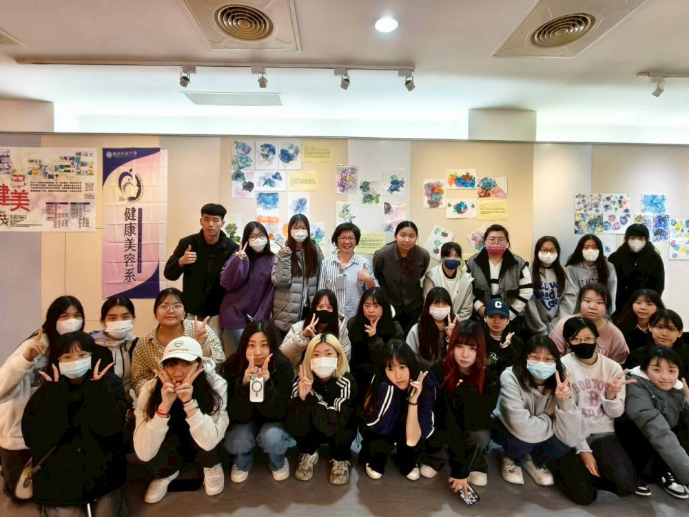 輔英科大墨色健美展登場！跨系學生用AI與藝術譜寫情感新篇章
