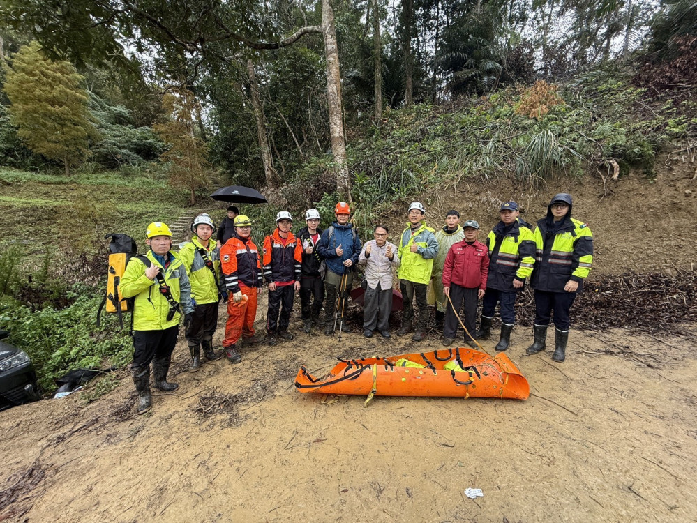 失智長者寒冬受困山區21小時　竹縣橫山警消地毯式搜救救回