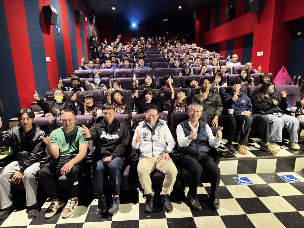 重溫12強奪冠感動！郭國文包場《冠軍之路》 邀善化棒球小將齊聚觀影