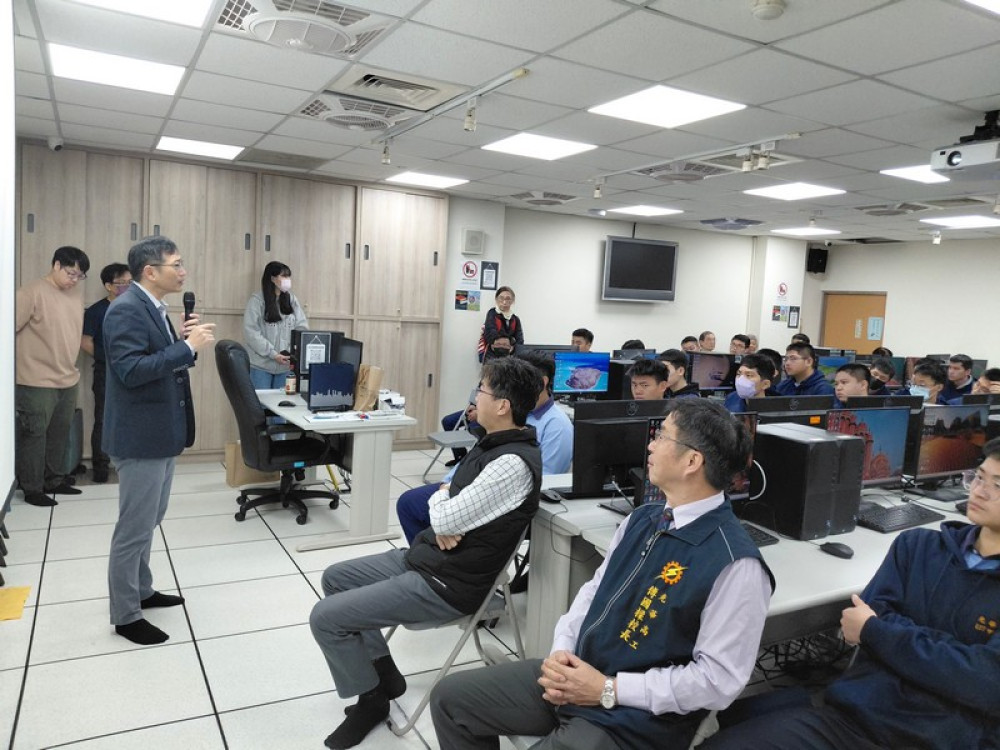 光華高工師生直擊勤益科大　探索自駕車與智慧機器人黑科技 