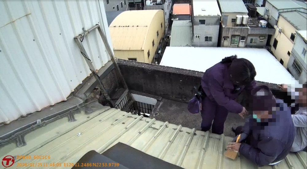 老翁無視勸阻登屋頂  湖內警即時救援獲家屬致謝