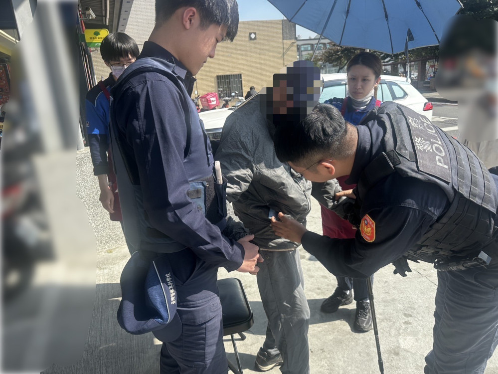 8旬翁迷途體力不支！暖警陪伴助返家