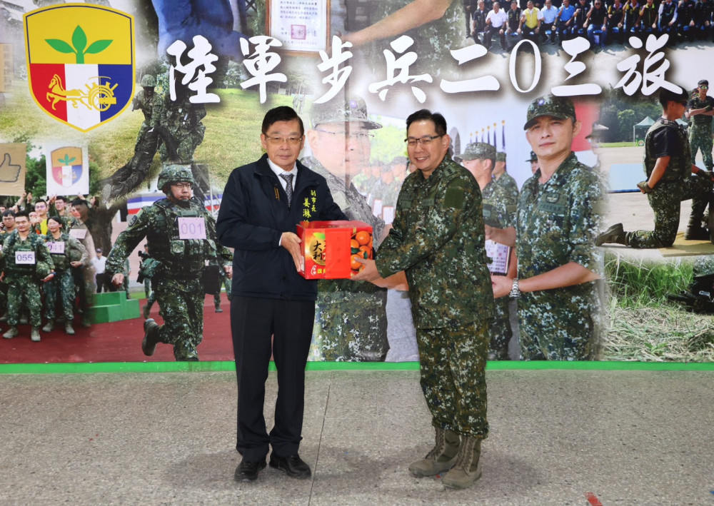 姜淋煌率市府團隊慰問新訓役男 致贈慰勞品賀佳節