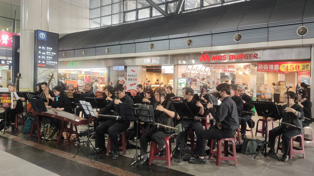 歸仁紅瓦厝國樂團登場 高鐵台南站瀰漫溫馨樂章