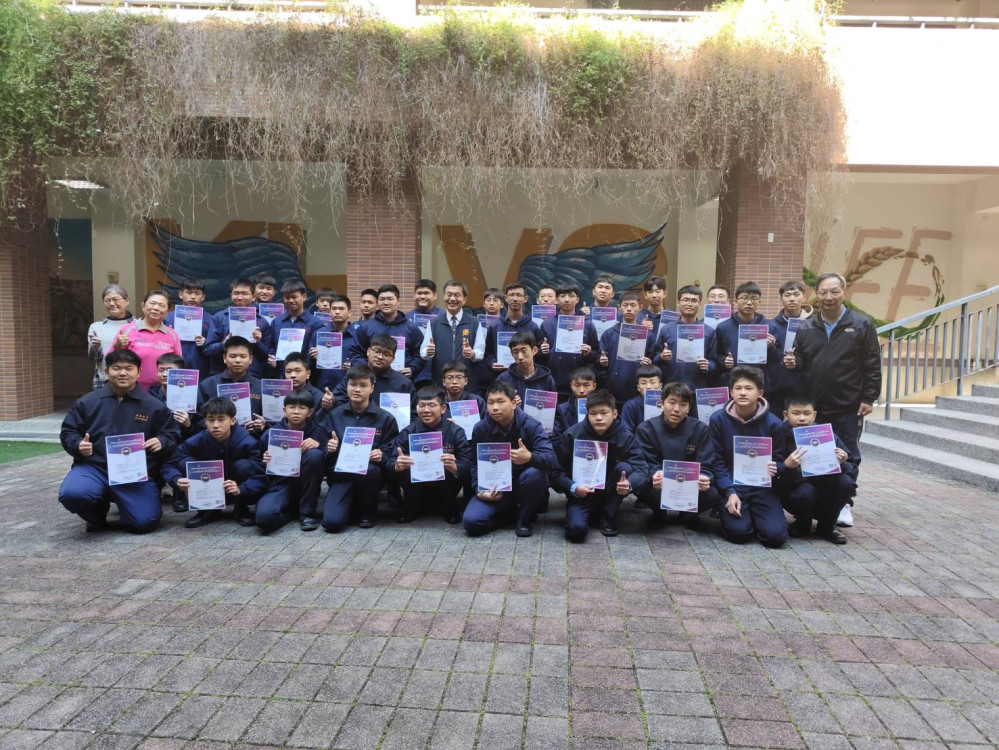 校長帶頭考取無人機證照　光華高工推動AIoT教育成果亮眼