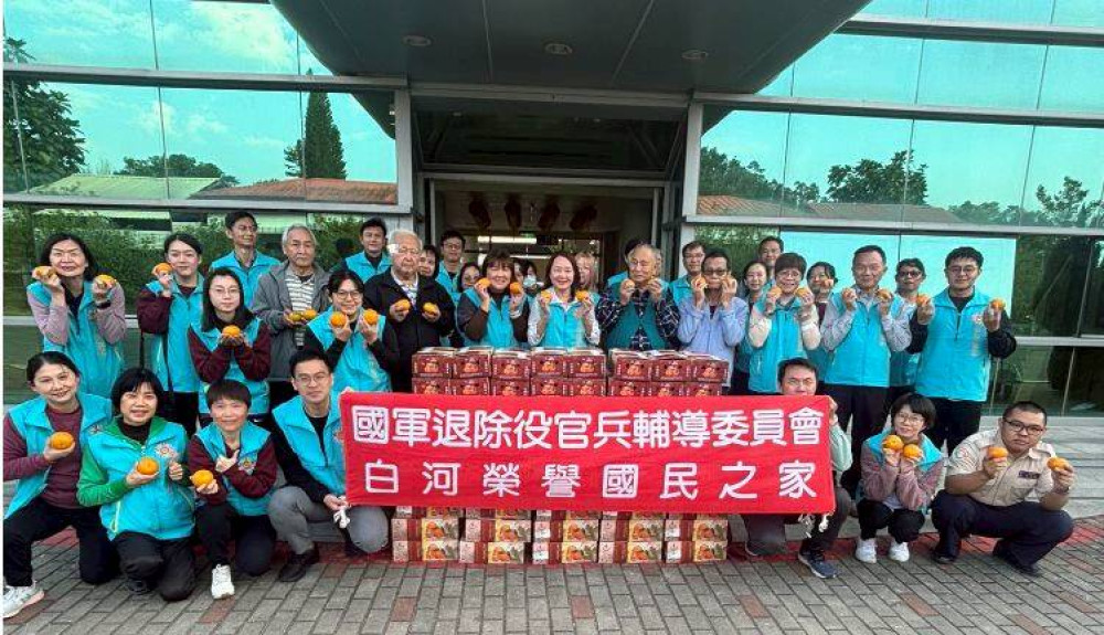 總統府歲末送吉祥 贈橘關懷榮家住民