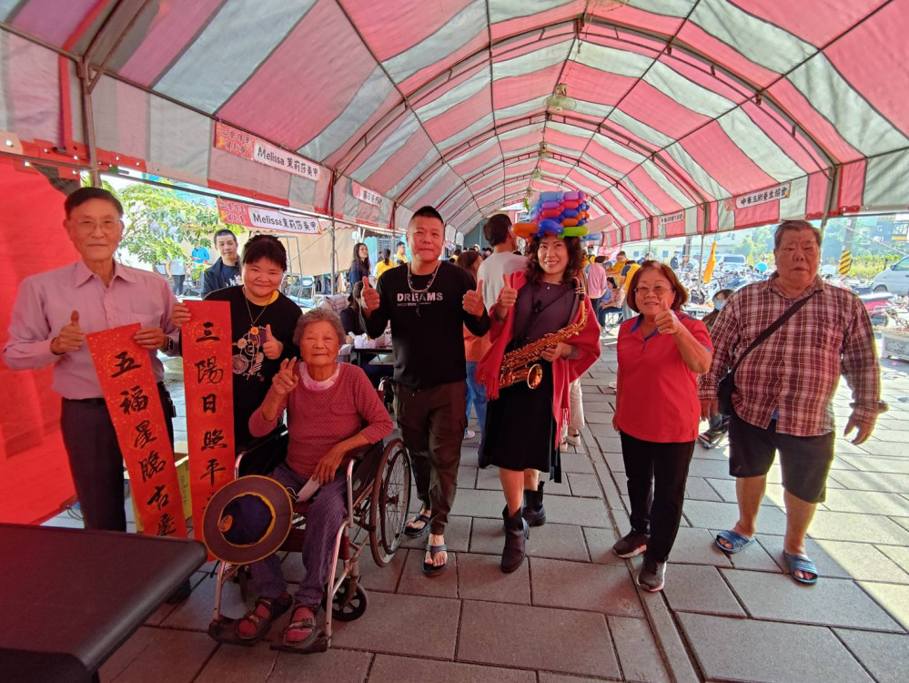 輔英科大化材系攜氣球社點燃上寮里新春熱潮 溫暖送暖迎馬年