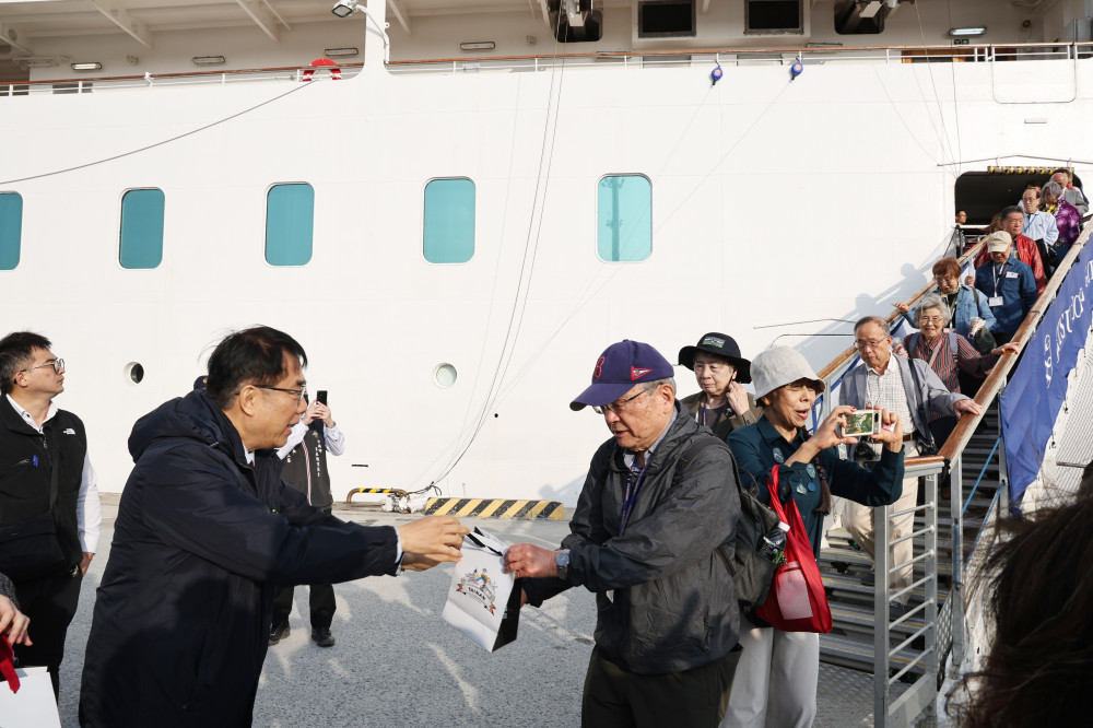 國際豪華郵輪「海洋富士號」首泊台南安平港！黃偉哲親迎 539 位國際旅客