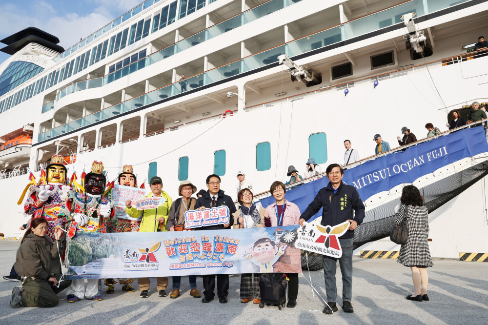 國際豪華郵輪「海洋富士號」首泊台南安平港！黃偉哲親迎 539 位國際旅客