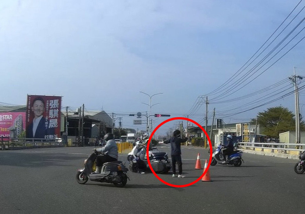 湖內警便衣返途中主動疏導車禍現場  避免二次事故獲讚