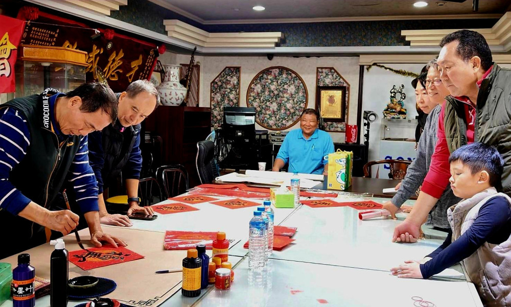 筆墨迎春添年味！桃市浯江金同會歲末聯誼寫春聯