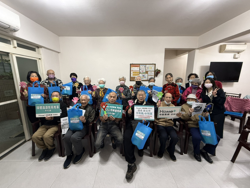 舉牌答題笑聲不斷  媒體識讀走進永和禧德據點