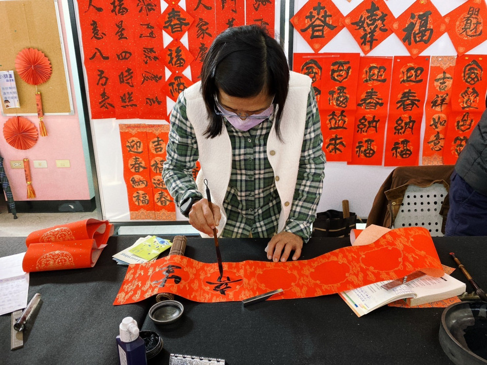 安平圖書館馬年贈春聯 借書添韻迎新春