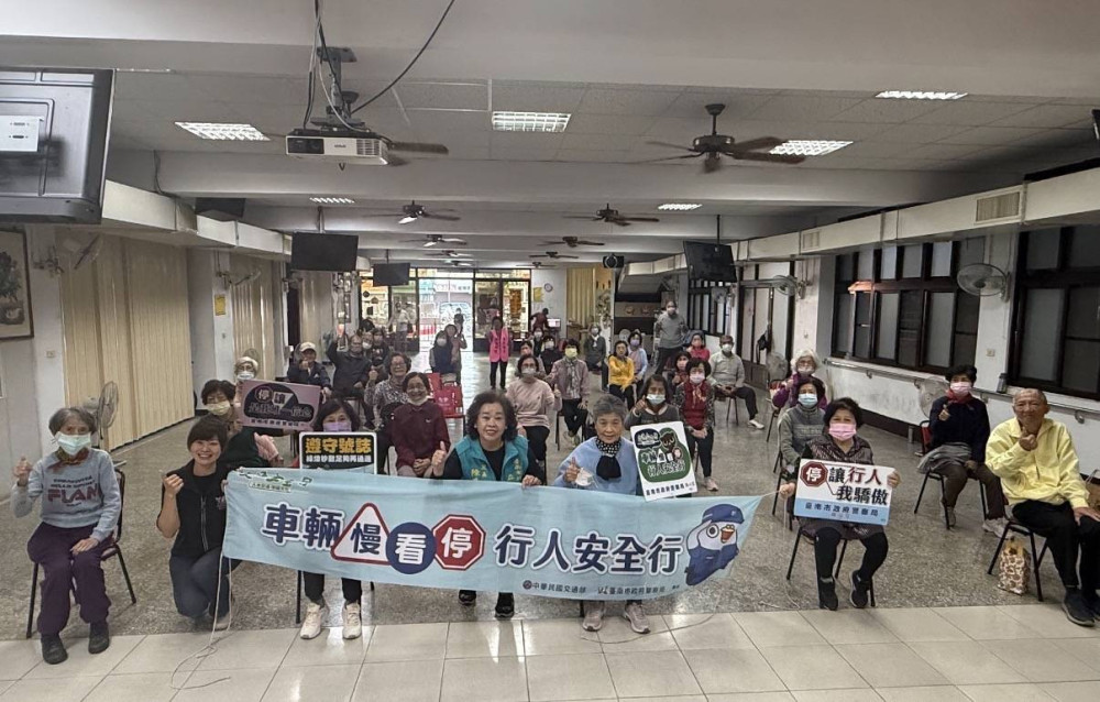 南警歲末關懷  深入社區守護長者交通安全