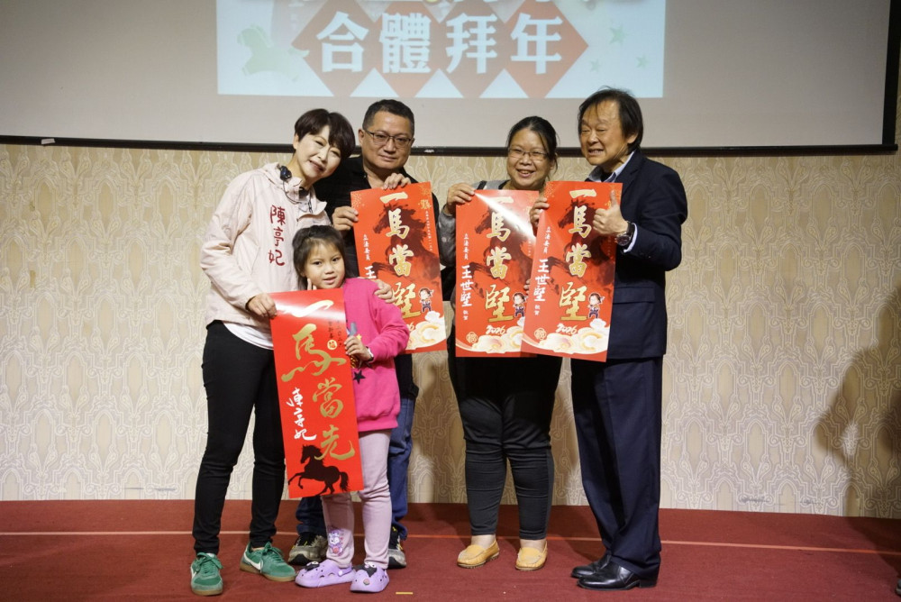 扶龍王兌現承諾！王世堅南下合體陳亭妃 「堅、先」春聯首度亮相驚艷府城