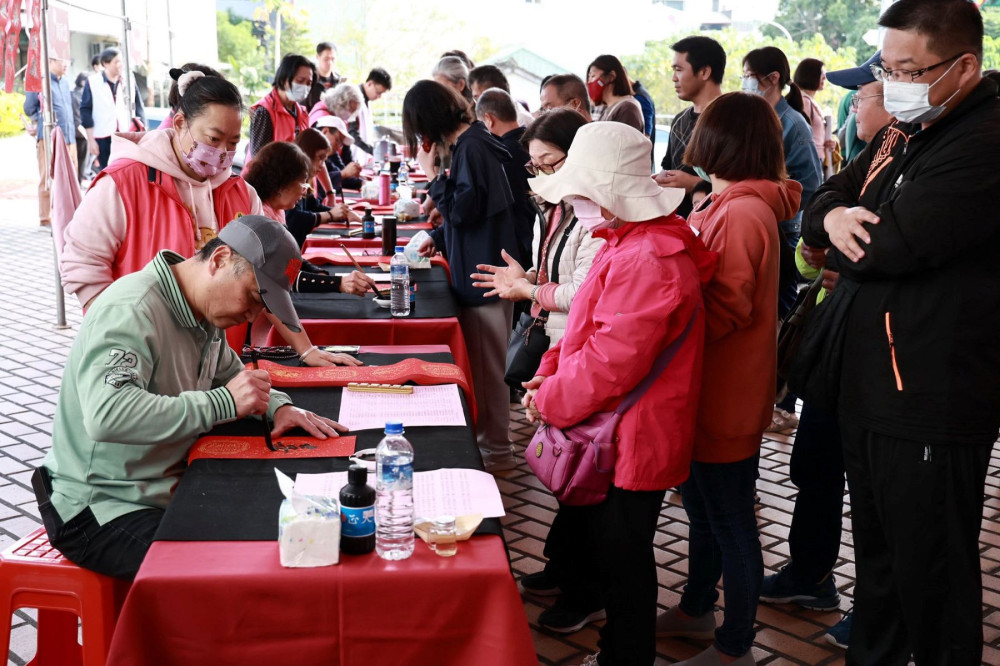 南投32位書法名家 現場揮毫送春聯