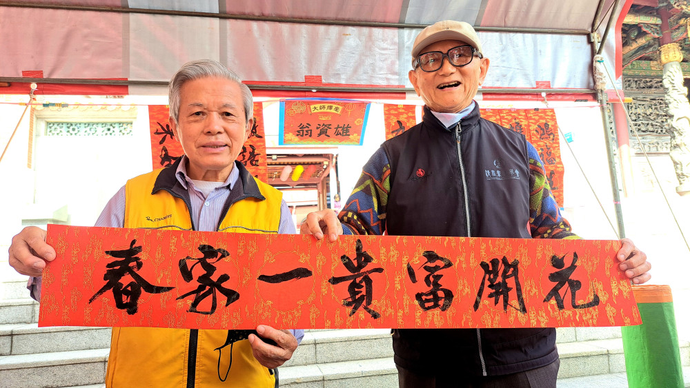 大觀音亭興濟宮歲末贈春聯 大師揮毫民眾踴躍索取