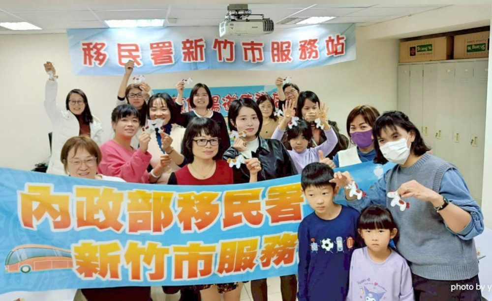 馬上有感、馬到成功　移民署竹市站多元文化捎來祝福的禪繞紅包和小馬吊飾