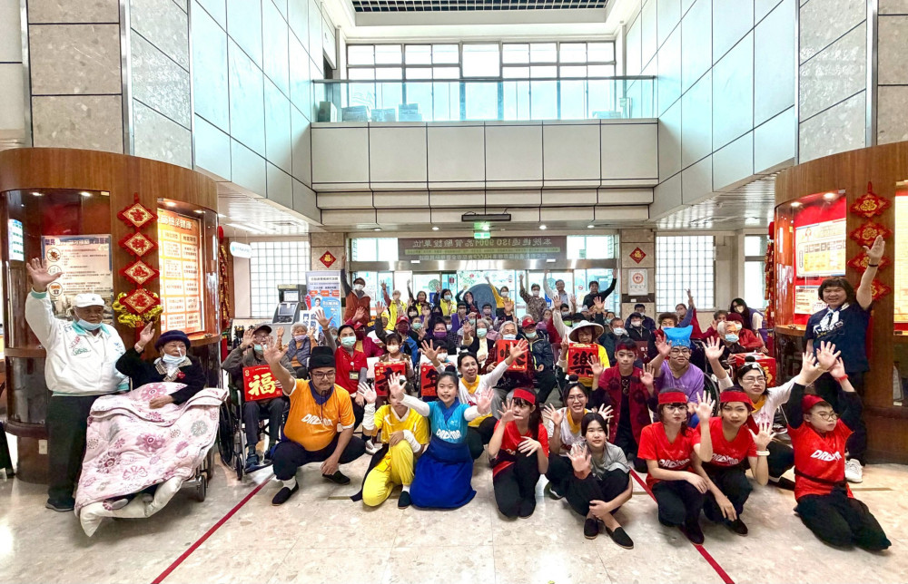 音樂劇花藝齊登場 高榮南院護家長輩喜迎新年
